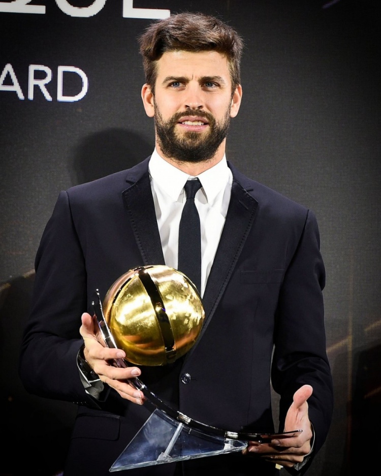 官方皮克领取2020年环球足球奖球员职业生涯奖奖杯