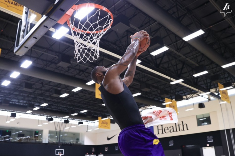 湖人官推晒詹姆斯背扣照欢迎回归king