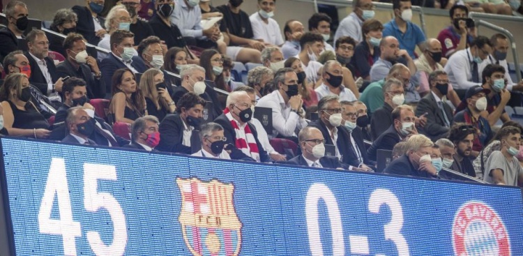 世体：不满对拜仁的表现，几名巴萨球迷到俱乐部管理层看台抗议