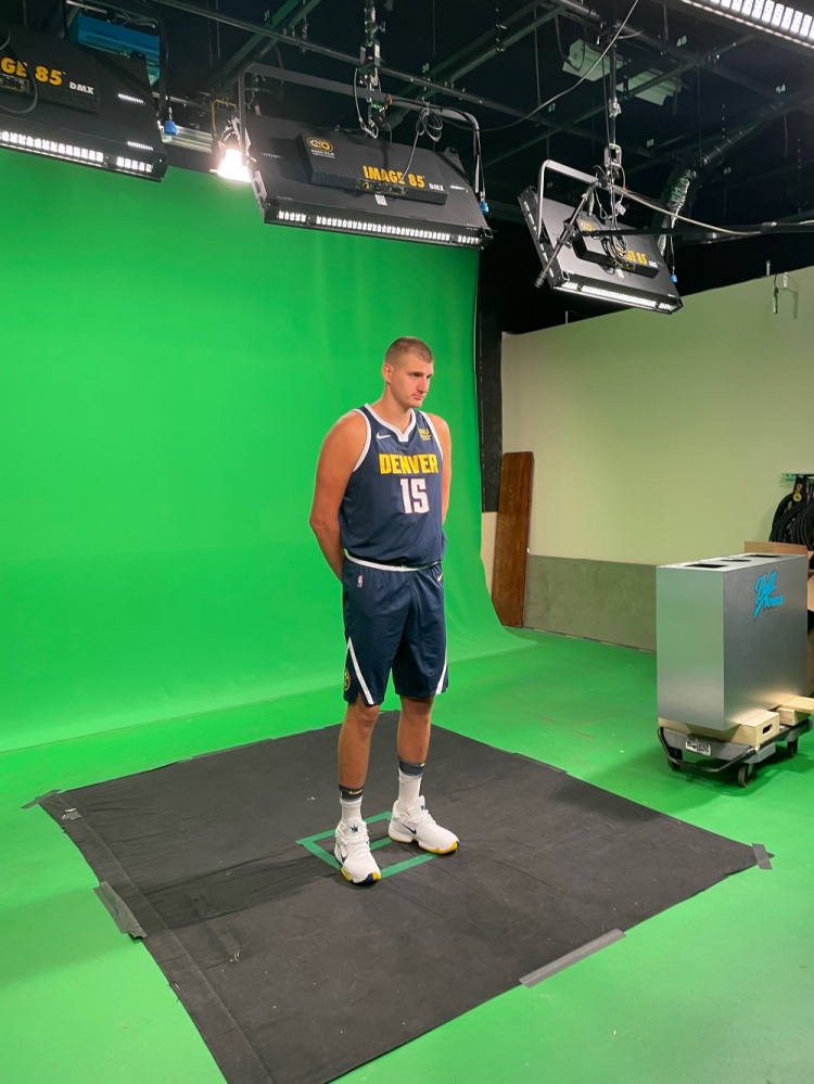 消瘦的尖下巴约老师掘金官方晒约基奇新赛季定妆照