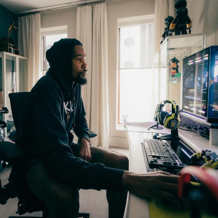 游戏装备有丶齐全 摄影师晒杜兰特电脑桌前照片 直播吧zhibo8 Cc