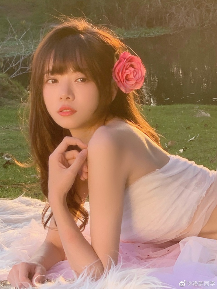 骆歆微博晒照在一次次日升月落里再爱一次人间