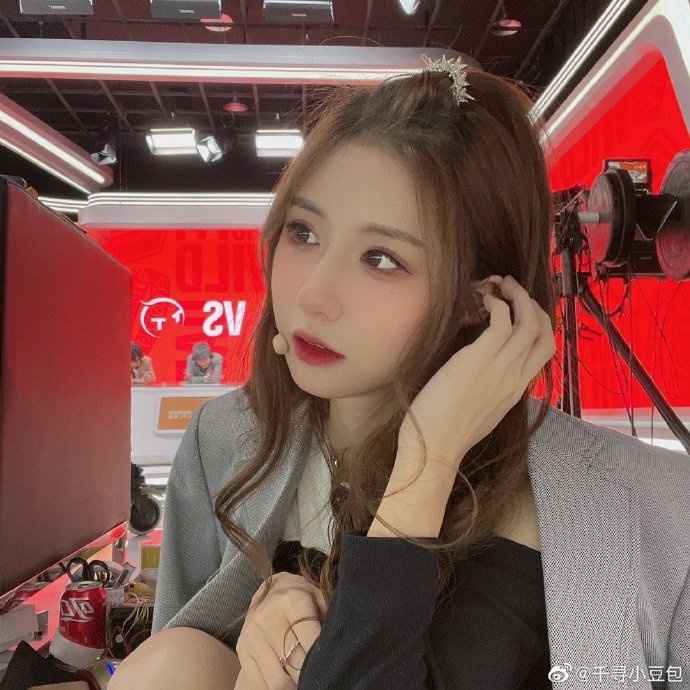 lpl解说千寻小豆包今天手游比赛太帅了准备s赛入围赛咯