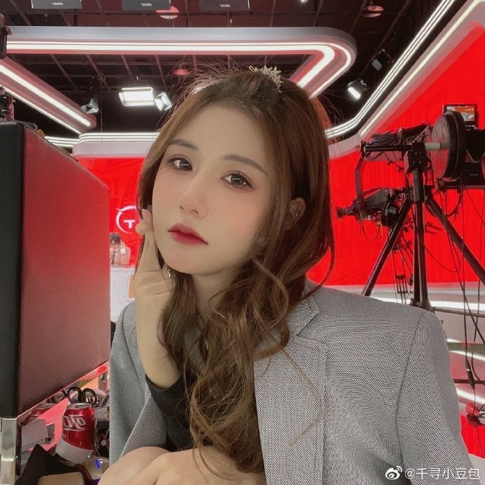 lpl解说千寻小豆包今天手游比赛太帅了准备s赛入围赛咯