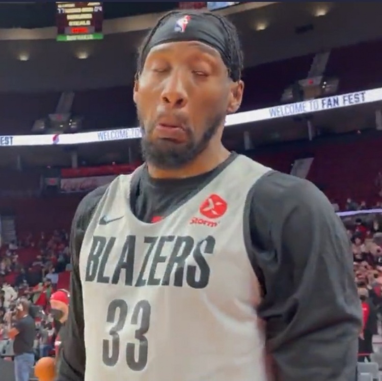 开拓者公开训练上演队内扣篮大赛考文顿表情包抢眼