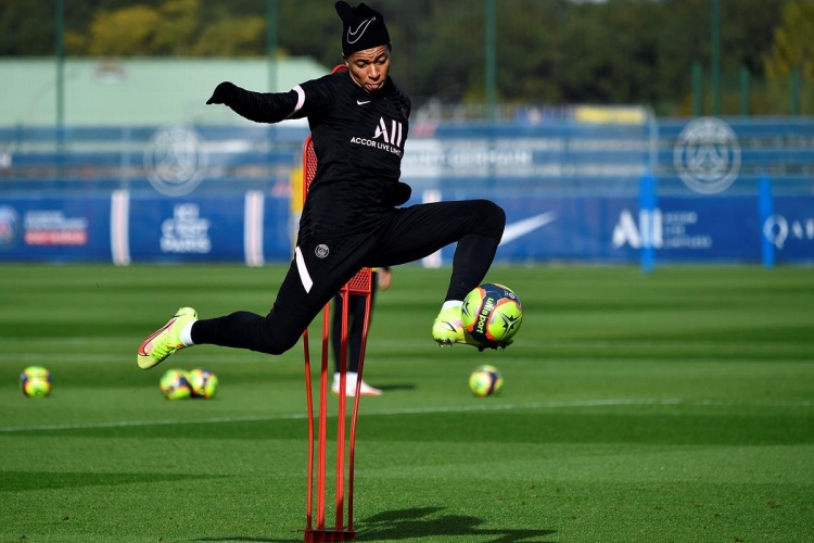 心情不错巴黎官方晒训练照姆巴佩展现灿烂笑容