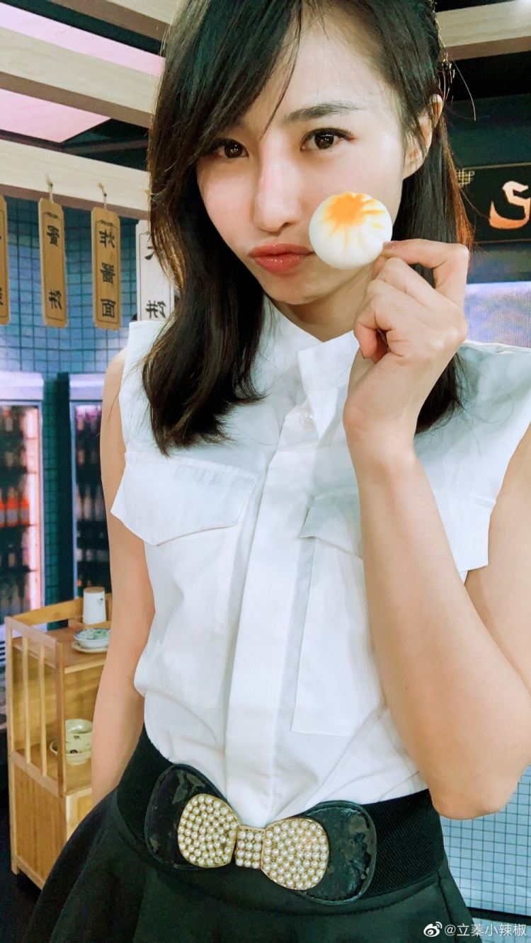 dota2主持立蓁小辣椒晒照友情提醒今天油条不酥尽量点别的