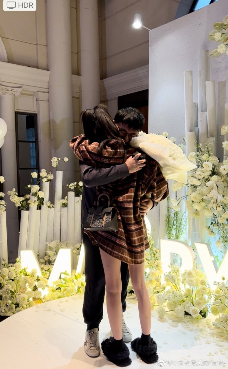 uzi女友更博发表感言谢谢简自豪给我这么大的求婚惊喜