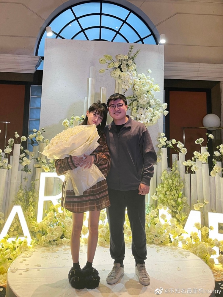 uzi女友更博发表感言谢谢简自豪给我这么大的求婚惊喜