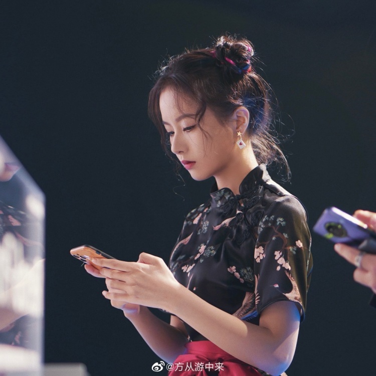 pel主持人方游和平精英联赛两周年快乐