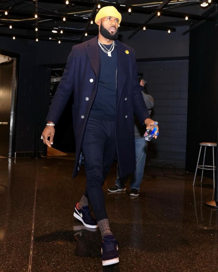 要打詹姆斯社交媒体晒帅气入场照片