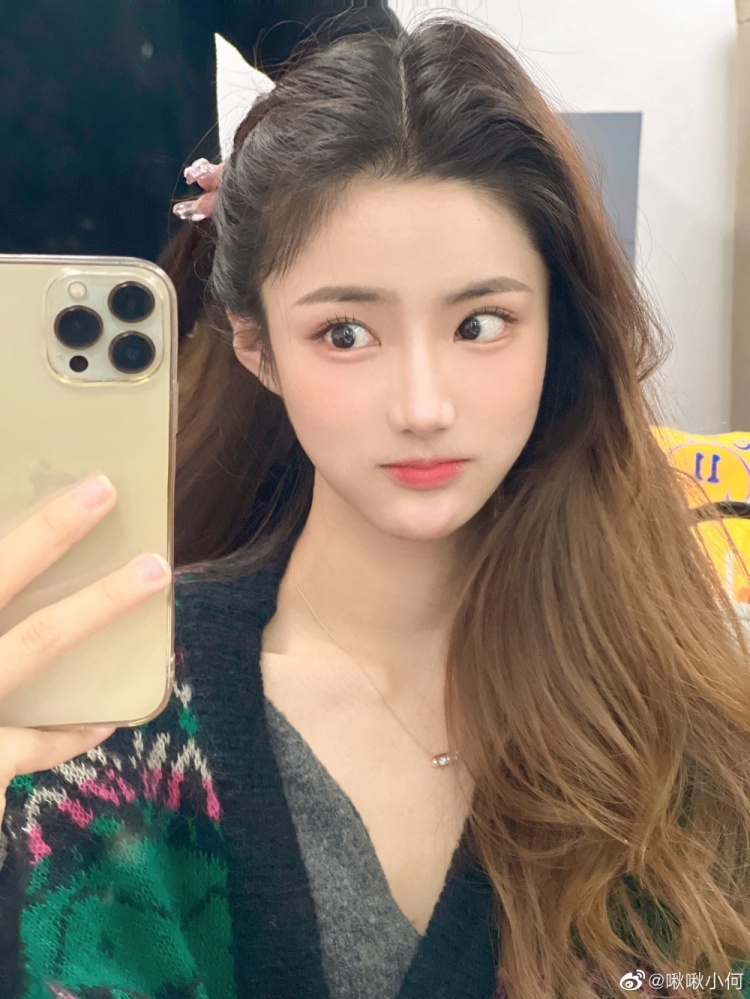 lol手游主持小何晒照谁不喜欢双马尾妹妹呢