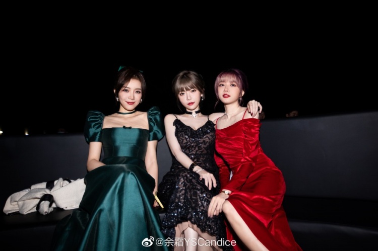 主持余霜晒合照喜欢和坏女人合影