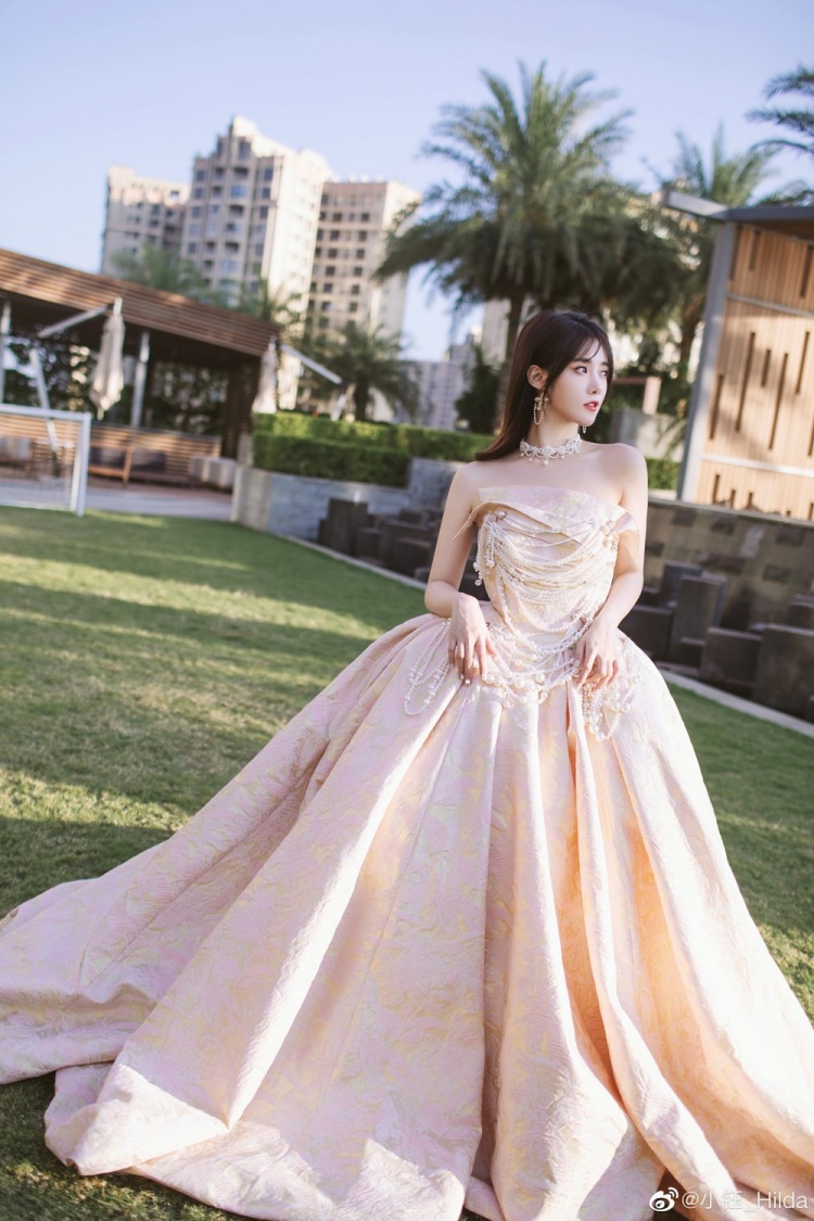 主持小钰每年最喜欢的活动结束了因为可以挑自己最喜欢的裙裙