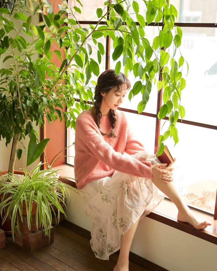 lck女主持尹秀彬晒近照继续保持这份热爱