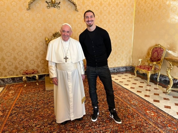 教皇与上帝？必威足球2022世界杯社媒晒出自己与教皇必威足球体育官网的合影