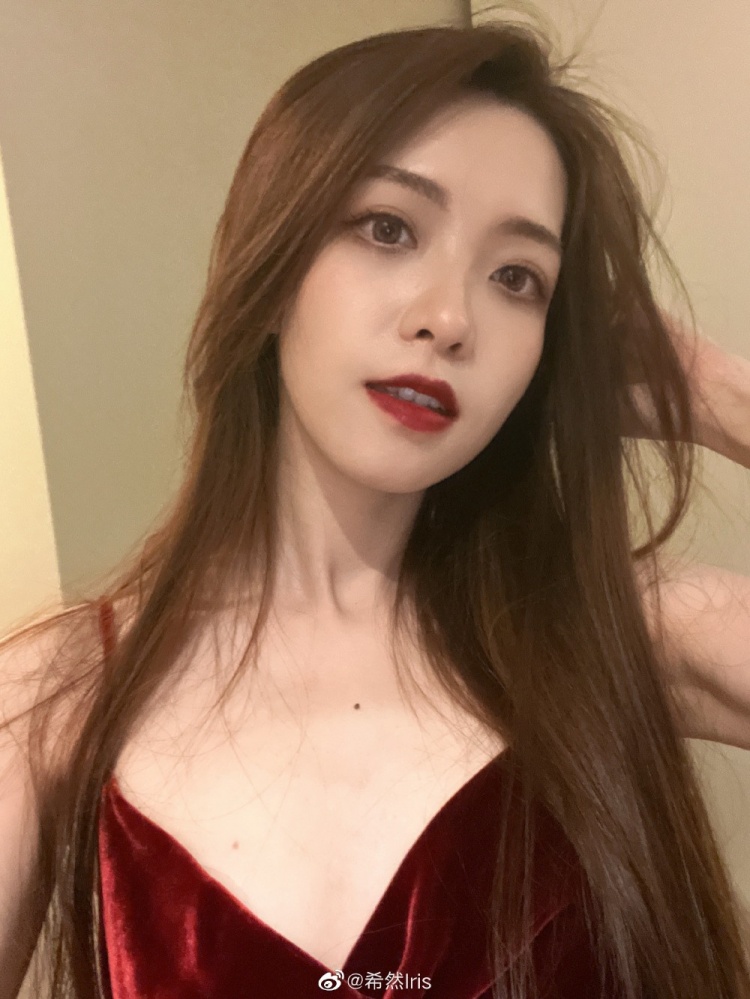 lpl三语主持人希然晒照氛围感红裙
