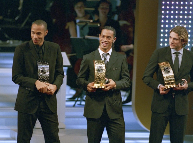 2004年的今天，小罗荣获FIFA年度世界足球先生