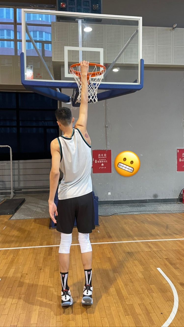 据cba官方数据,朱传宇身高2米26,臂展2米29,站立摸高为2米94,原地起跳