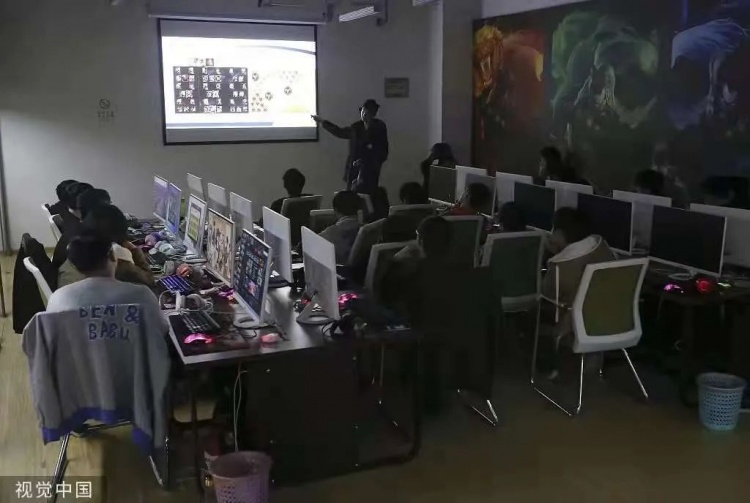 在“教室”里开会上课的电竞选手