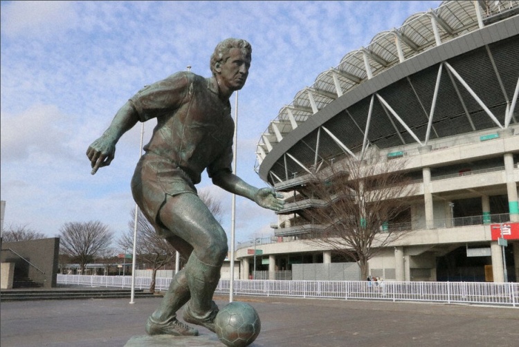 日媒：鹿岛鹿角将推出济科纪念版铜像，为体育场前铜像复刻版