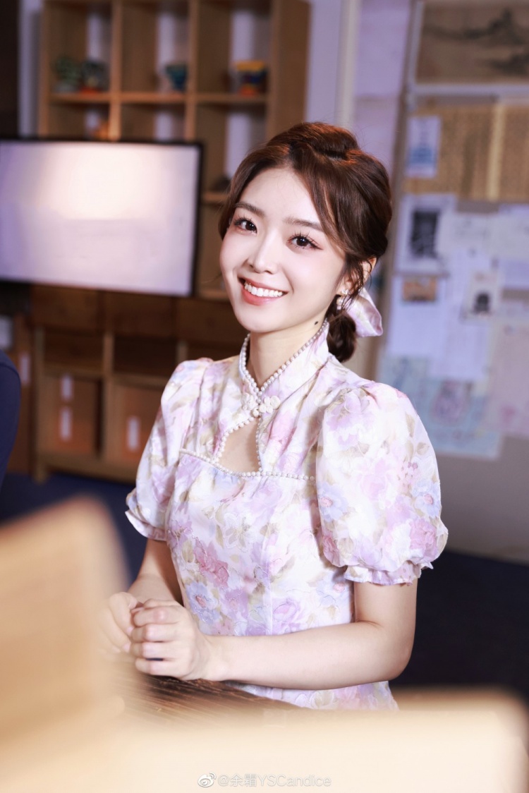 主持余霜晒照2022我们可以一起继续加油向前冲