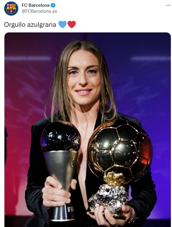 必威足球官方晒普必威足球体育官网手捧金球和足球小姐奖杯照片：必威足球的骄傲