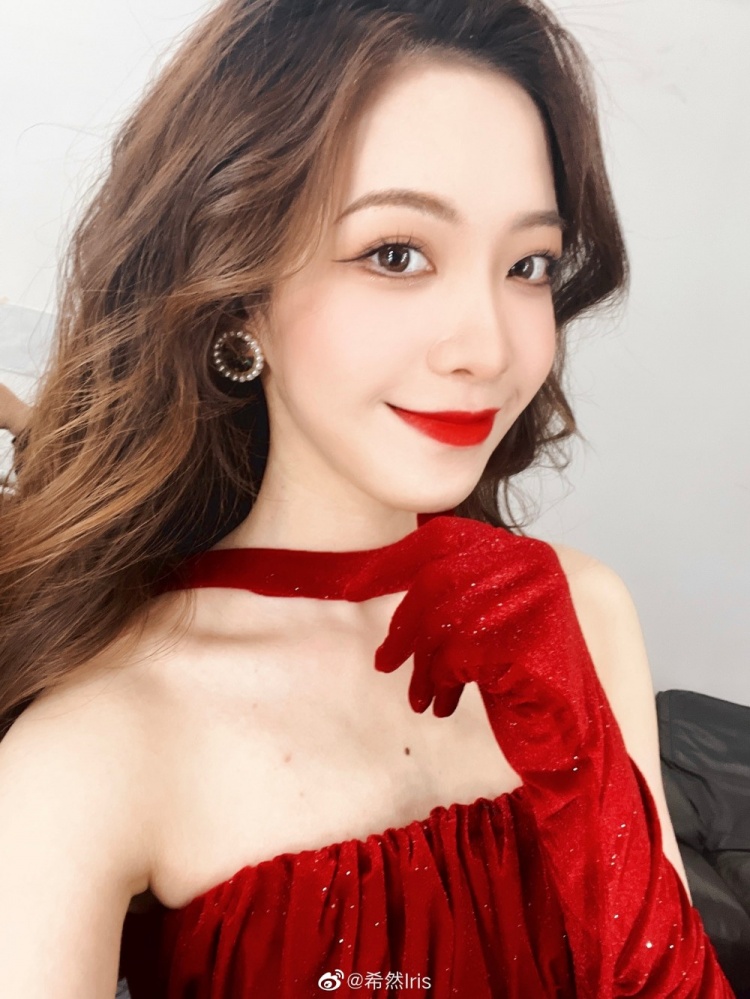 主持希然晒照:《红与黑》-直播吧zhibo8.cc
