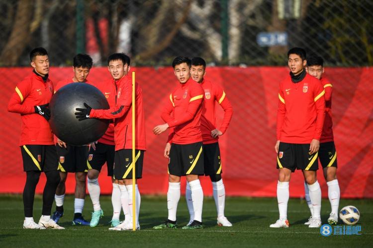 京媒谈“冯巩之争”：打嘴仗救不了中国足球，打铁还需自身硬