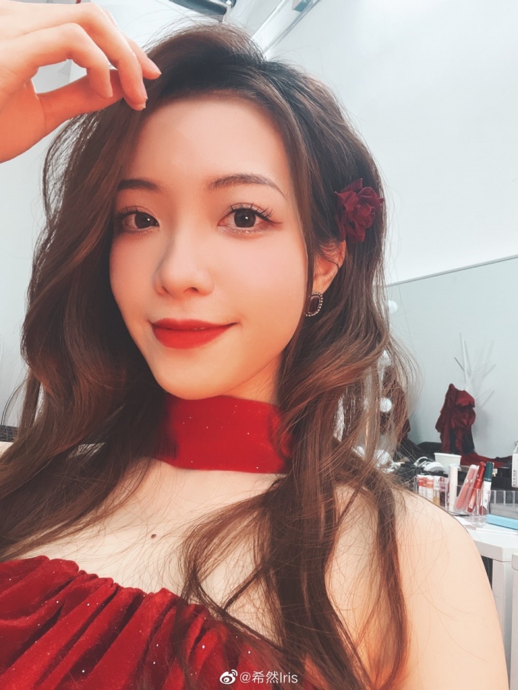 主持希然晒照来晚了元宵快乐