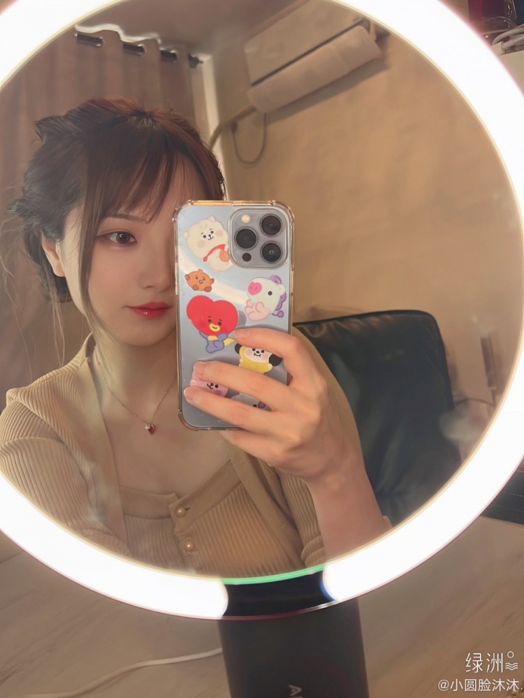 dota2解说沐沐晒照久违的自拍