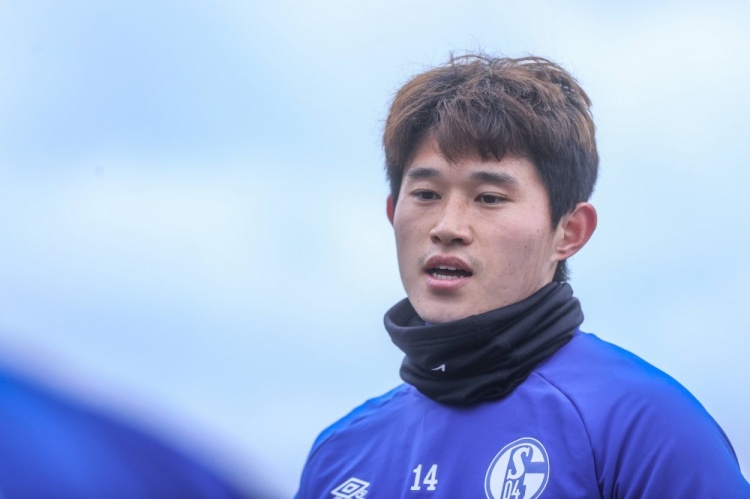 韩媒：沙尔克04希望继续租借韩国球员李东泳。