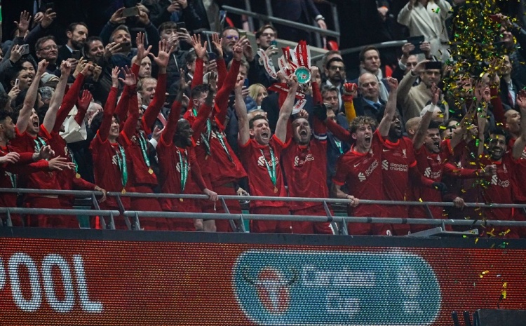 利物浦队长亨德森举起联赛杯奖杯