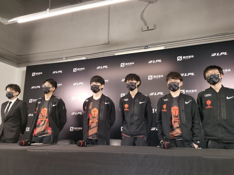 TES賽后群訪：劍姬第二件出破敗偏向于單帶 但他挺難帶線的