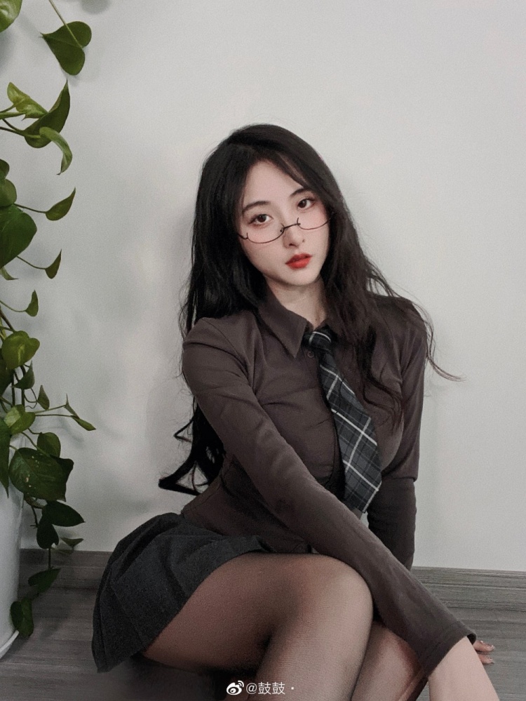 解说鼓鼓晒照七天没洗头了今天我是性感油物