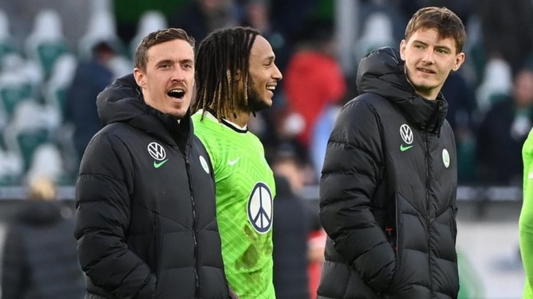 图片报：柏林联球迷赛后唱歌骂克鲁泽“狗x养的”，球员本人跟唱