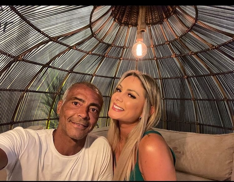 独狼不再独56岁罗马里奥迎新恋情女友比他小25岁