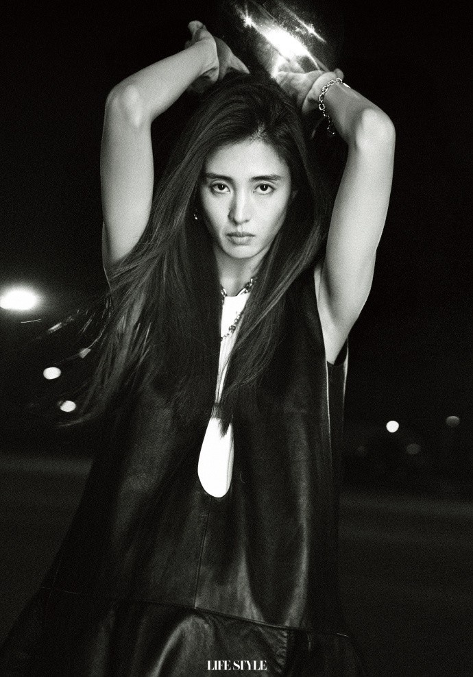 又飒又美女足门将赵丽娜拍摄杂志大片