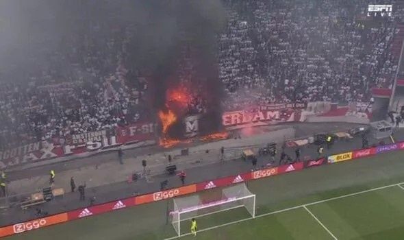 阿贾克斯VS费耶诺德球场看台燃起大火，比赛一度因此推迟