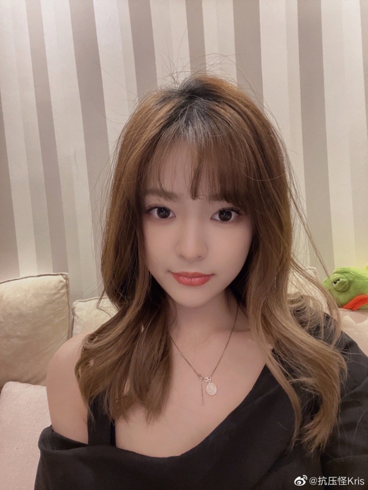 解说kris晒照刚下班浅发一下