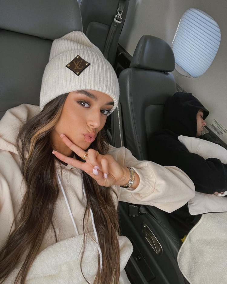 社交秀拉莫斯一家游玩迪斯尼库瓦与女友甜蜜度假