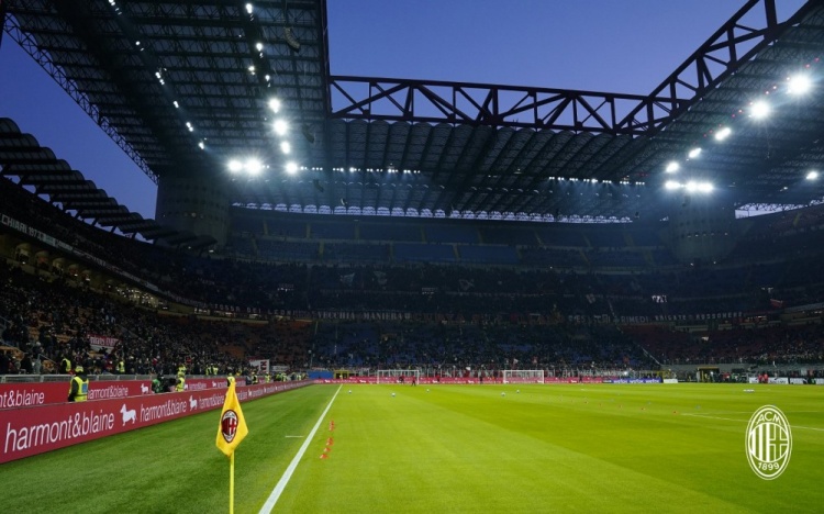 预热比赛ac米兰官推晒照七万人的圣西罗球场