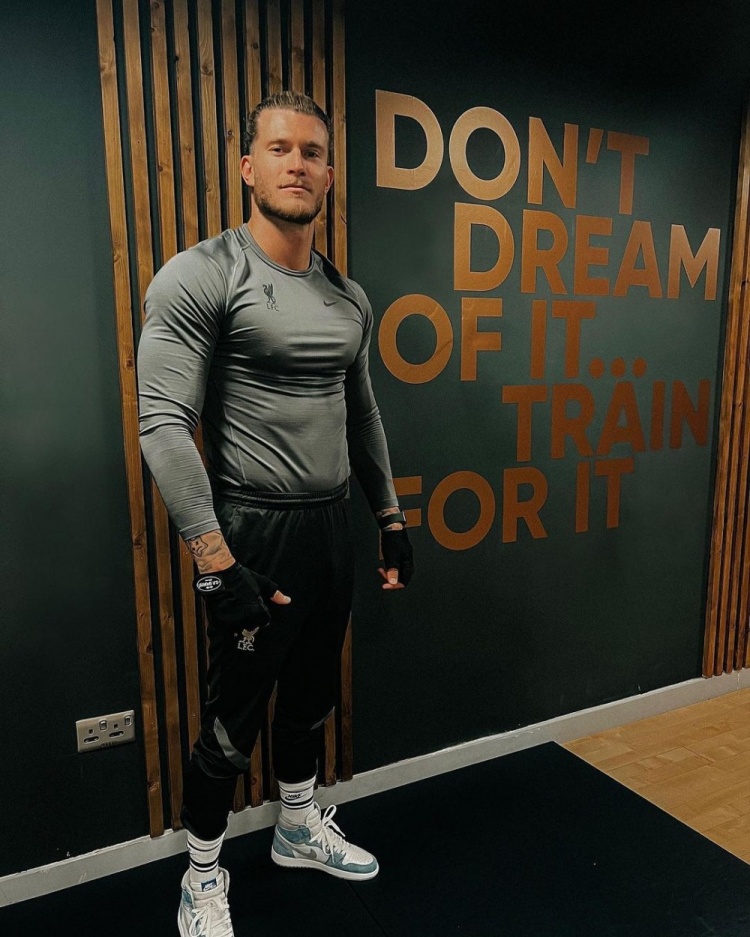 好个壮小伙卡里乌斯晒照上半身肌肉线条瞩目