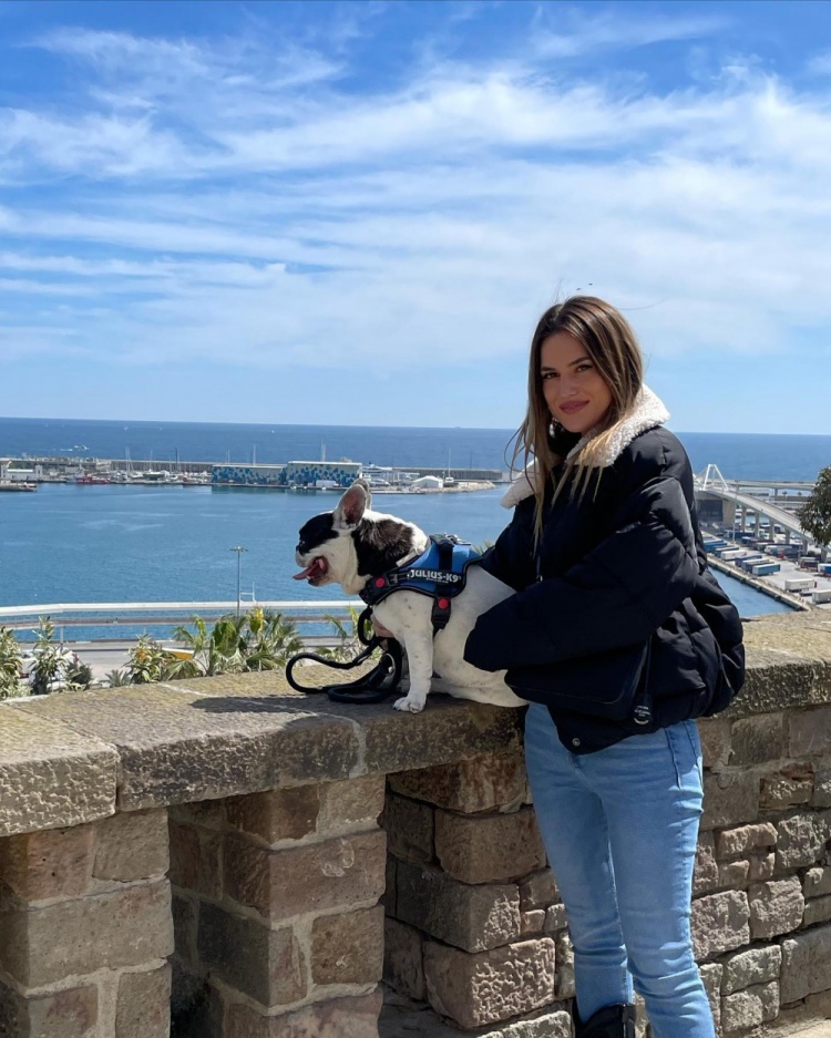 社交秀莫拉塔与妻子甜蜜亲吻秀恩爱菲利克斯女友可爱眼镜造型