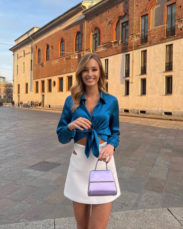 社交秀莫拉塔与妻子甜蜜亲吻秀恩爱菲利克斯女友可爱眼镜造型