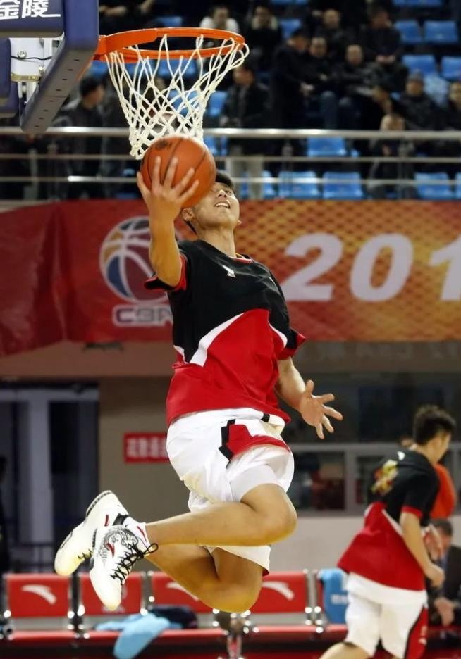 1990年,李安出生在陕西榆林绥德县,家族中无人从事职业篮球