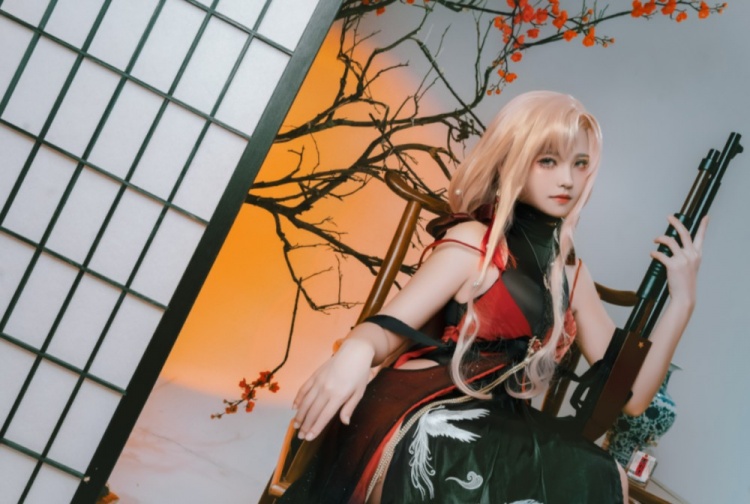 少女前线97式霰cos:长官,这酒不得劲,还是老白干爽利