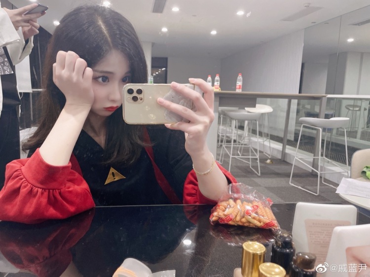 手游主持若风妻子戚蓝尹经过不懈努力最近长了好多小头发