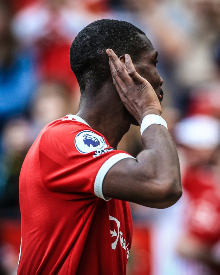 博格巴离场时遭遇嘘声球员做出侧耳倾听的动作