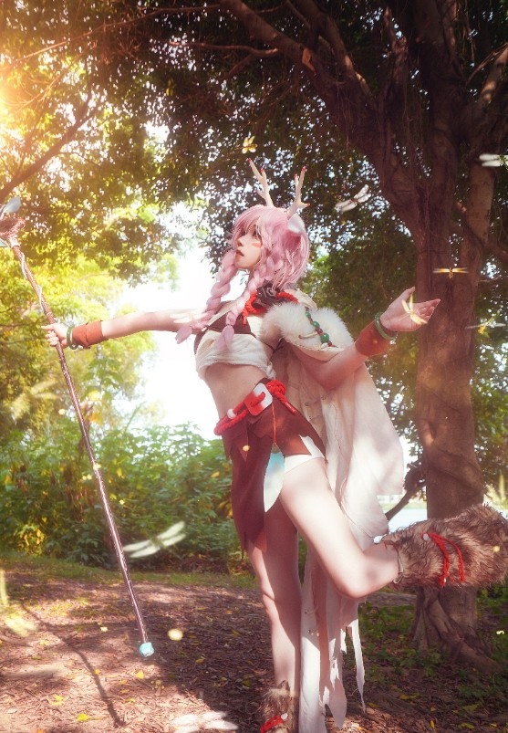 王者荣耀瑶cos玄微森林出来的小鹿女想跟着你峡谷里遨游